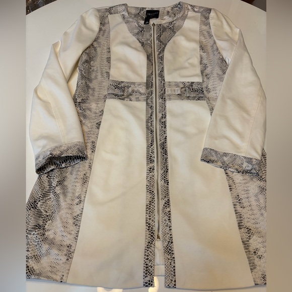 #114 Insight New York Cream Coat with Snake-Print Trim. Excellent Condition. - Picture 7 of 16